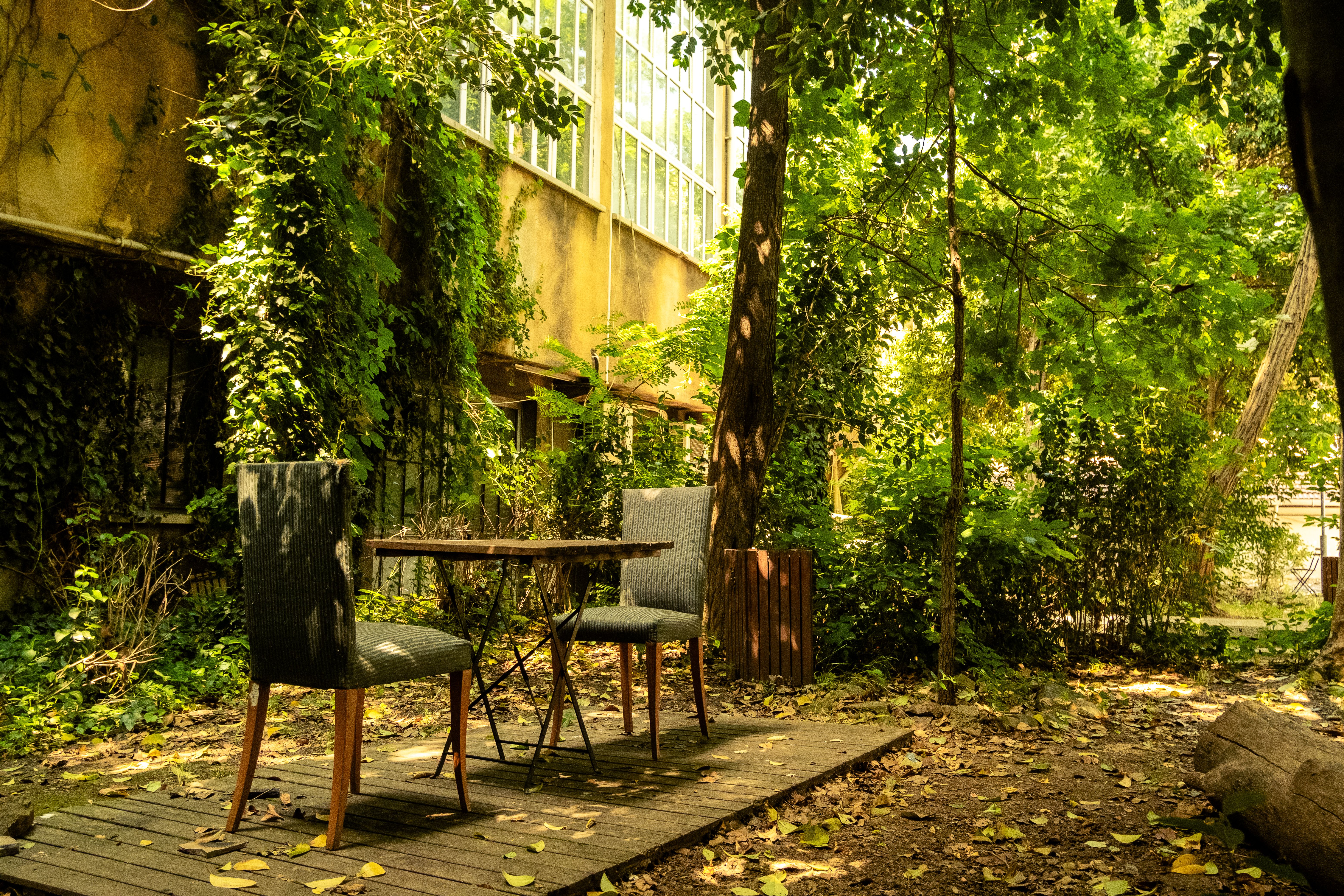 Restaurant garden seating